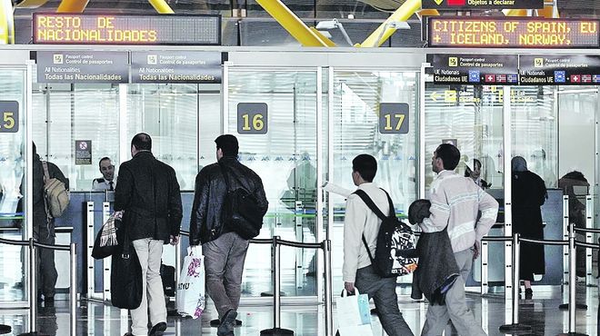 AEROPUERTO-BARAJAS-ESCENARIO-ARGENTINOS-DEMORADOS_IECIMA20101101_0009_7